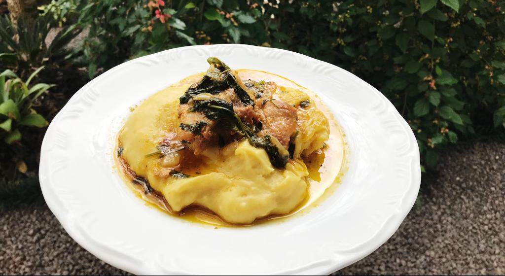 Polenta com molho de galinha caipira