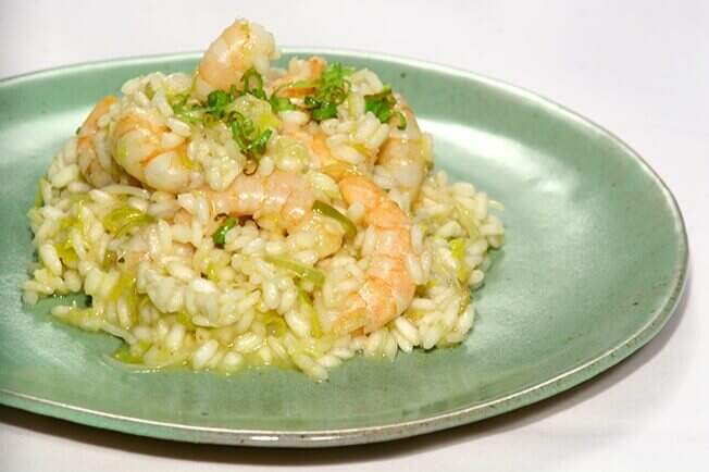 Receita de risoto com camarão, alho poró e laranja