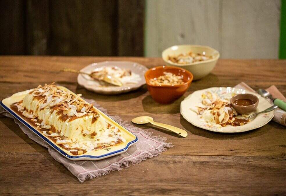 Receita de bolo de sorvete com calda de caramelo