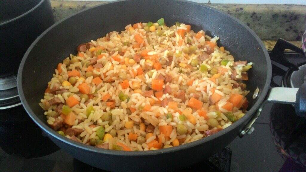 Arroz colorido com legumes