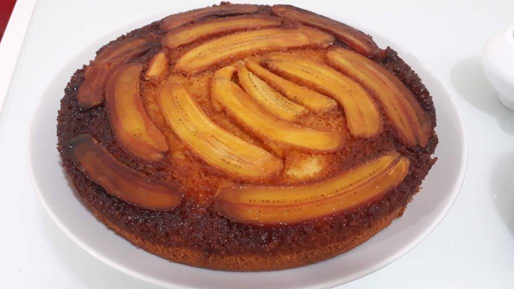 Bolo de banana caramelizada