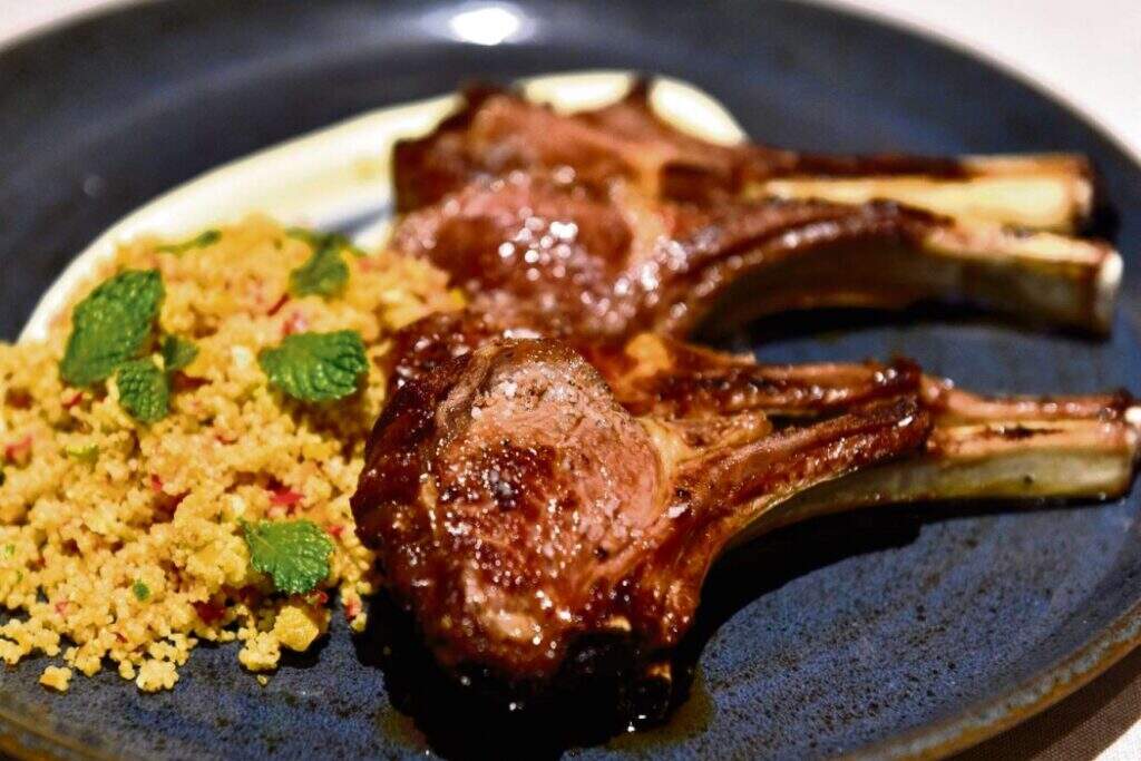 Receita de carré de cordeiro com couscous marroquino e molho de hortelã