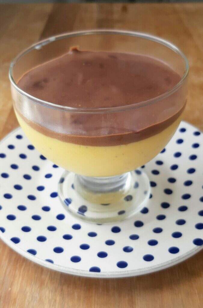 Mousse de maracujá com chocolate meio amargo