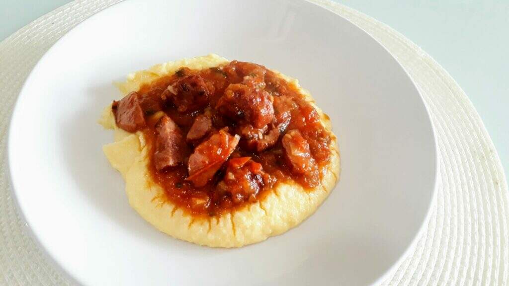 polenta com ragu de linguiça