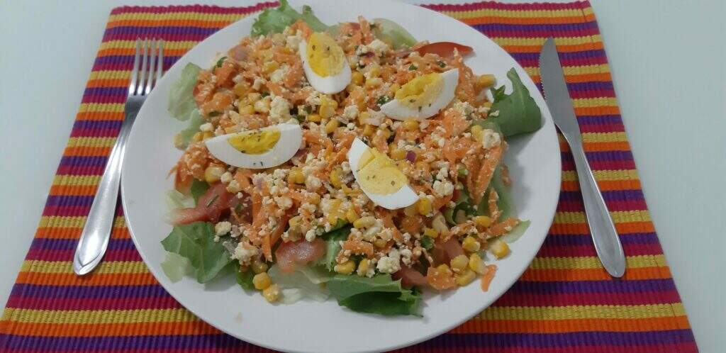 Salada com ricota temperada