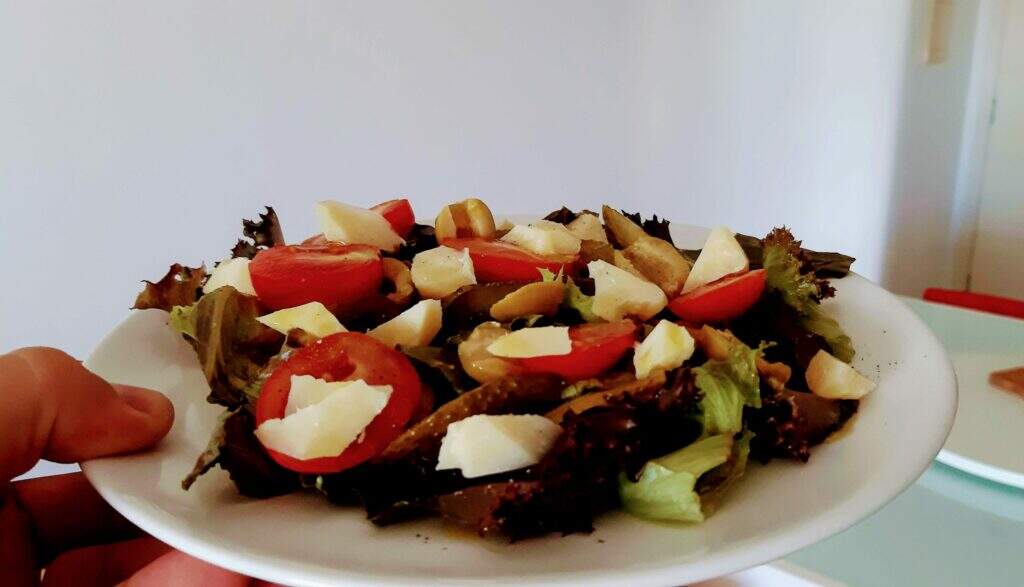 Salada com alface roxa, tomate cereja e lascas de parmesão