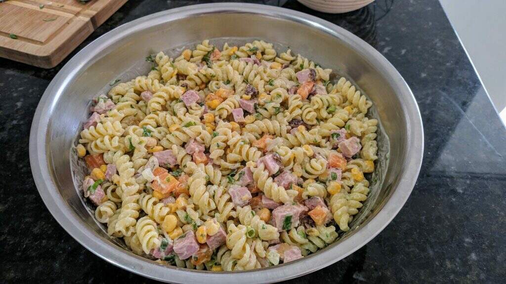 Salada de macarrão com tender