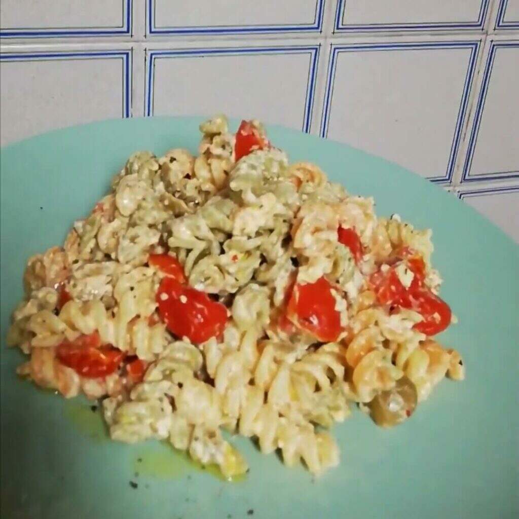 Macarrão com queijo Feta e tomates Cereja