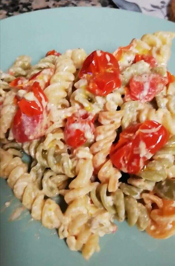 macarrao-com-queijo-feta-e-tomates-cereja-prato