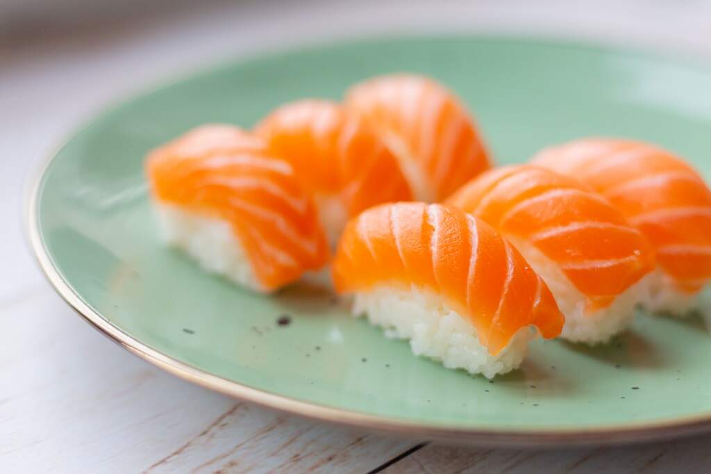 Aprenda a preparar sushi em casa