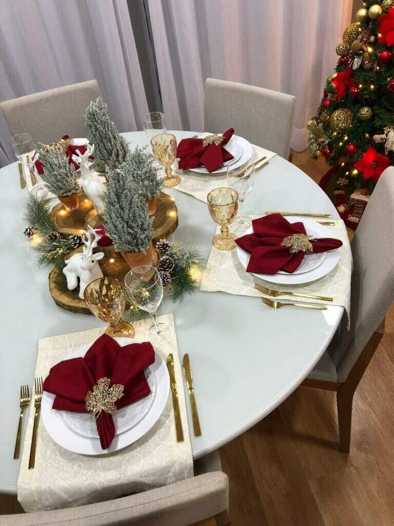 Mesa posta para um jantar natalino