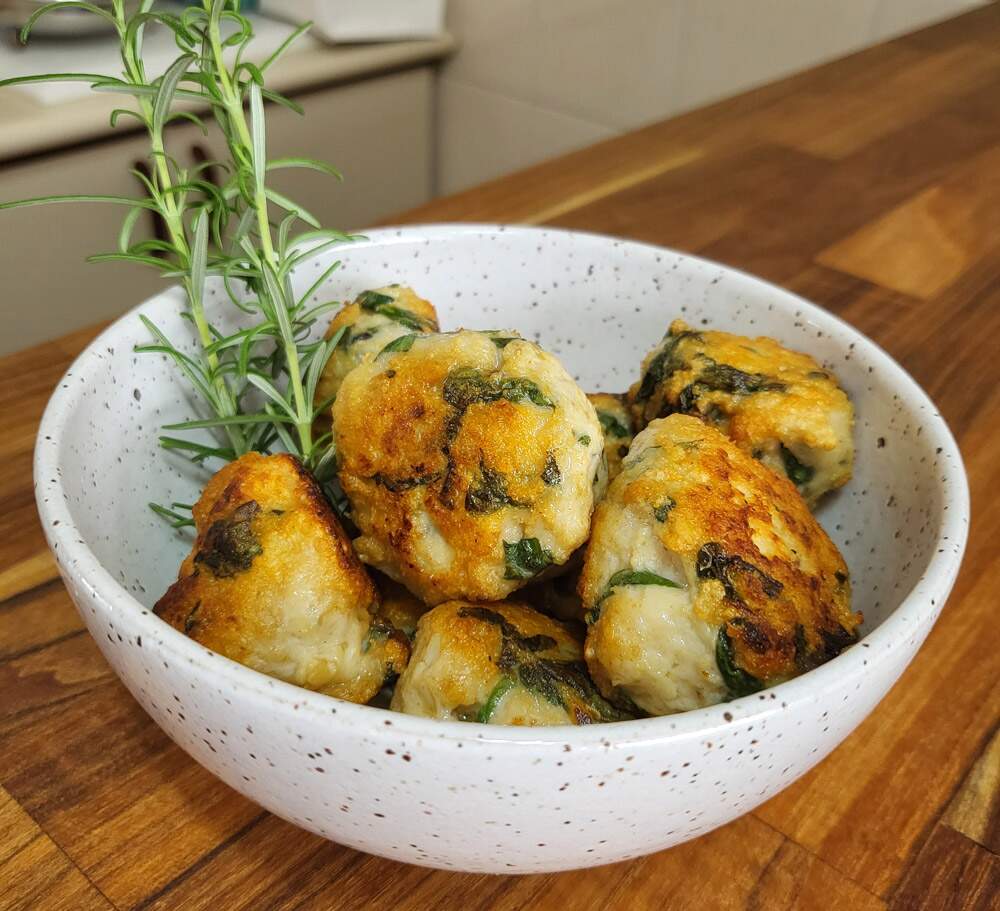 Bolinhas de frango com espinafre e molho