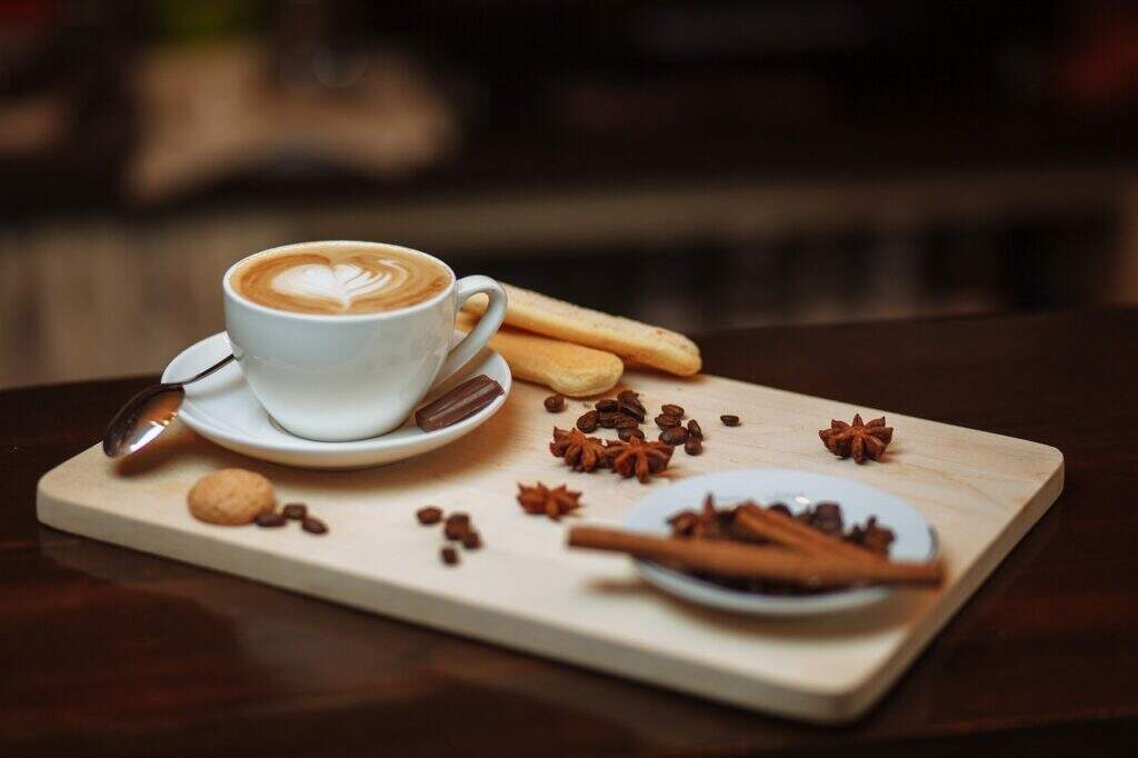 Café com cravo e leite condensado