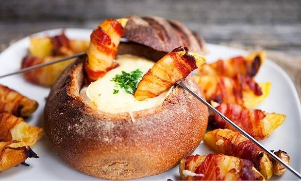 Fondue de queijo no pão italiano