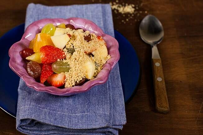 Salada de fruta com paçoca