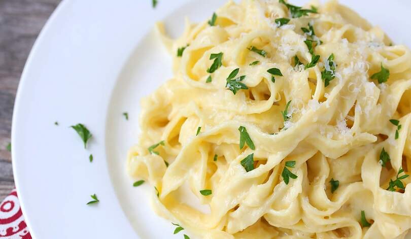 macarrão com molho de quatro queijos