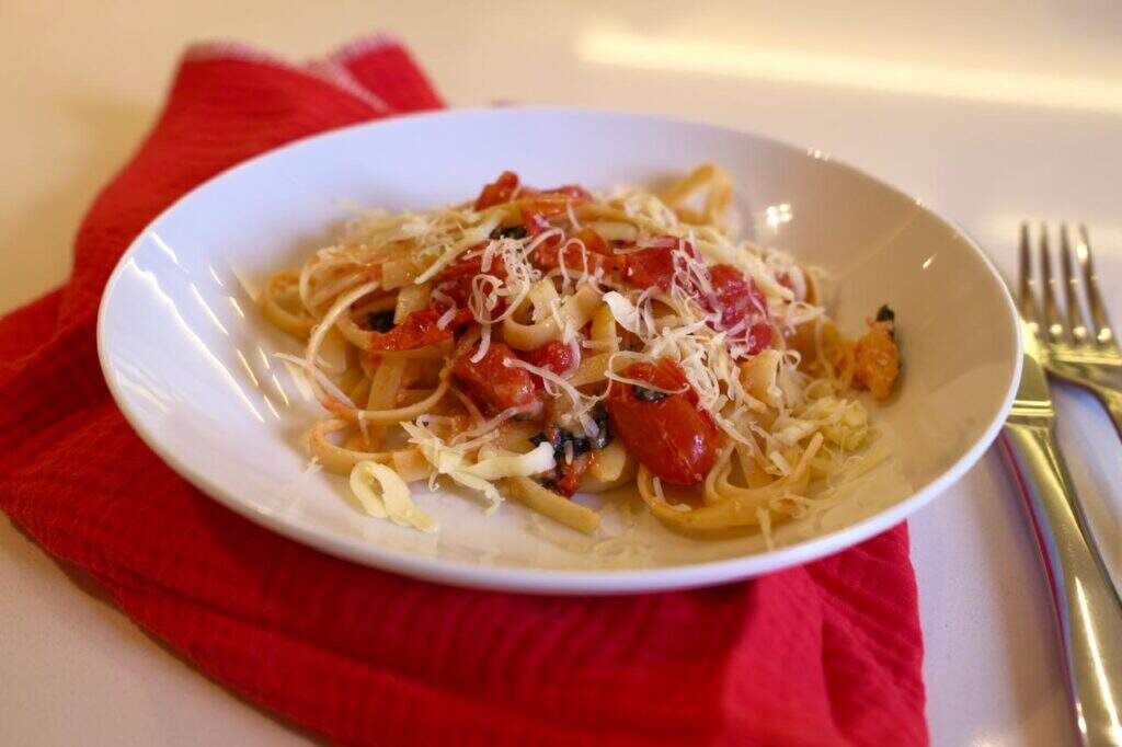 macarrao-queijo-brie-e-tomate