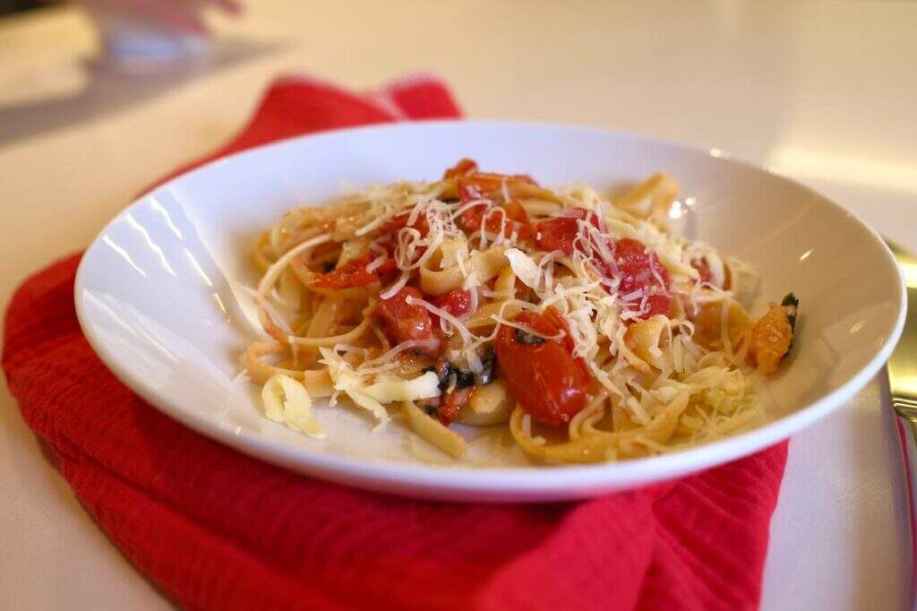 Macarrão com queijo brie e tomate cereja