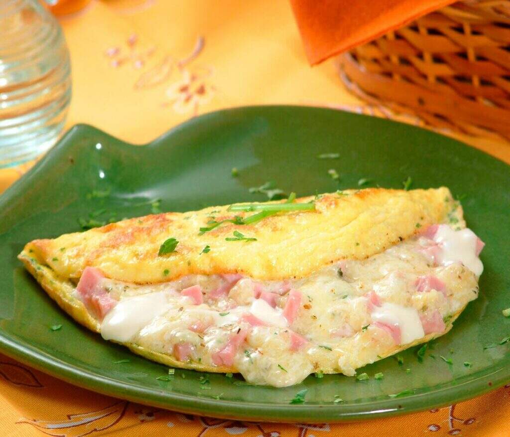 Omelete de frios com cebolinha e salsa