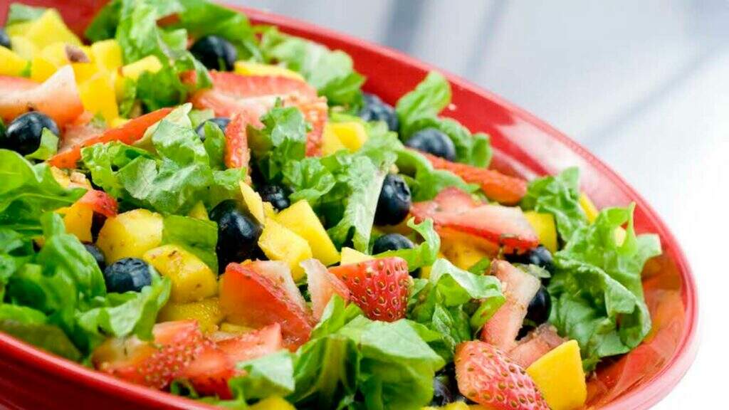 Salada colorida com morango e manga