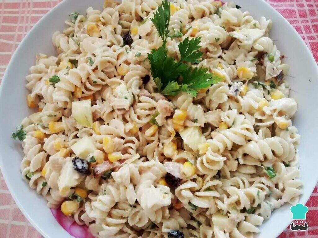 Salada de macarrão com sardinha