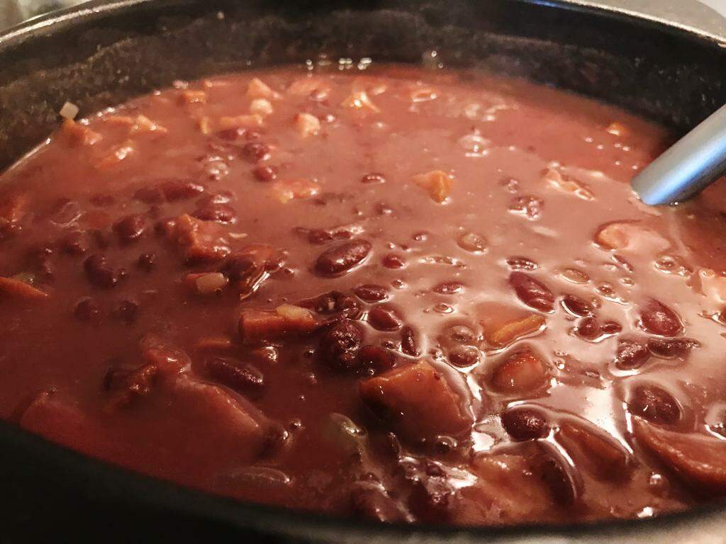 Feijão vermelho com bacon e calabresa