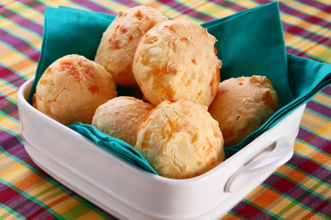 Pão de queijo com iogurte