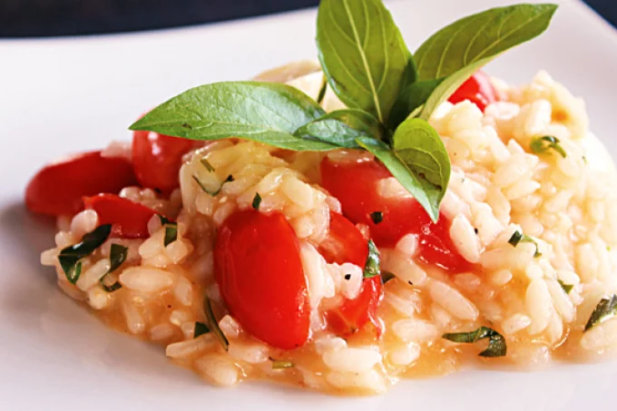 Risoto de tomate, queijo e manjericão