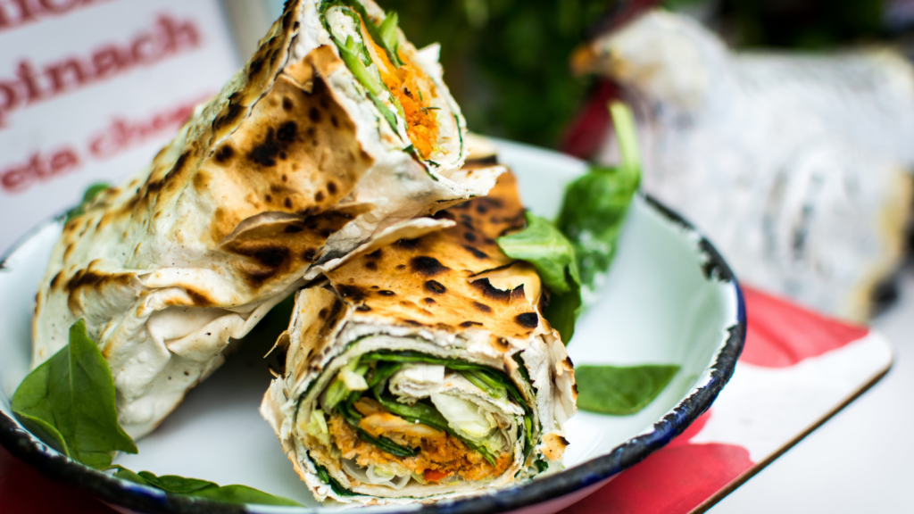 wrap com frango, salada e queijo