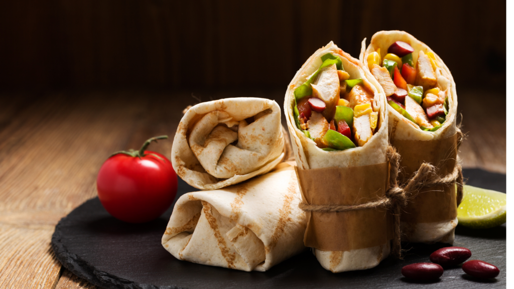 Wrap mediterrâneo, uma combinação de ingredientes mediterrâneos enrolado no wrap 