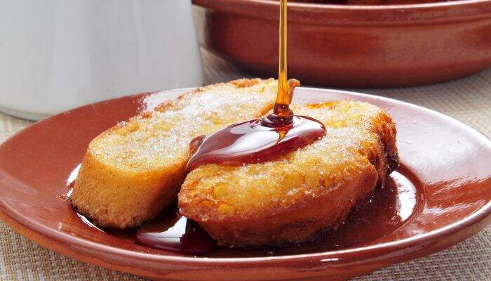 Rabanada com calda de laranja