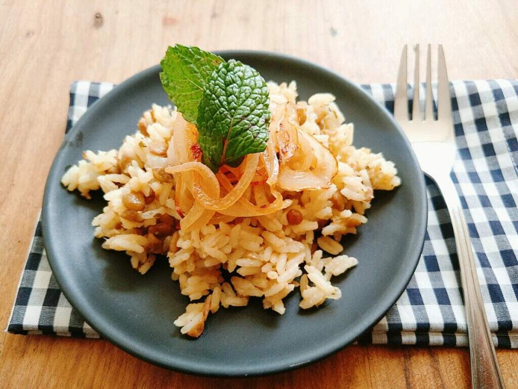arroz com lentilha e cebola dourada