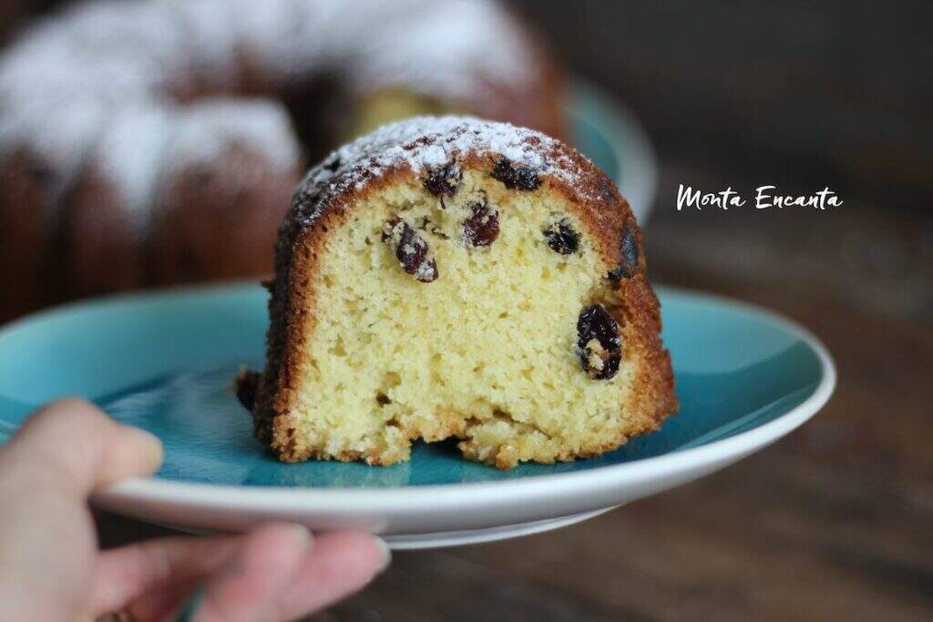 Bolo de laranja e uva passas