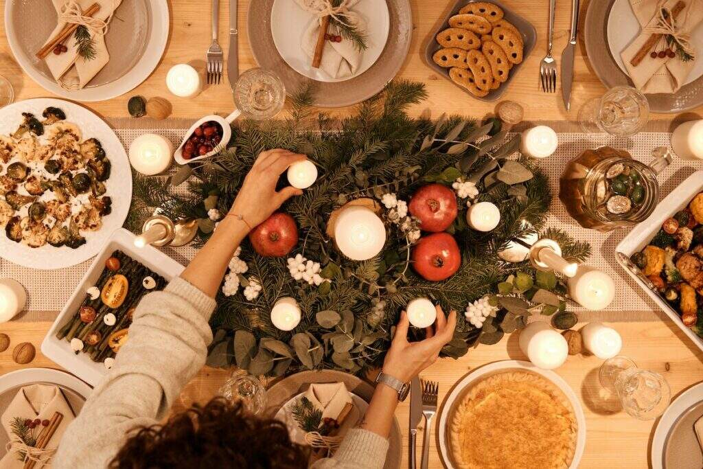 mesa com itens decorativos de fim de ano para uma refeição