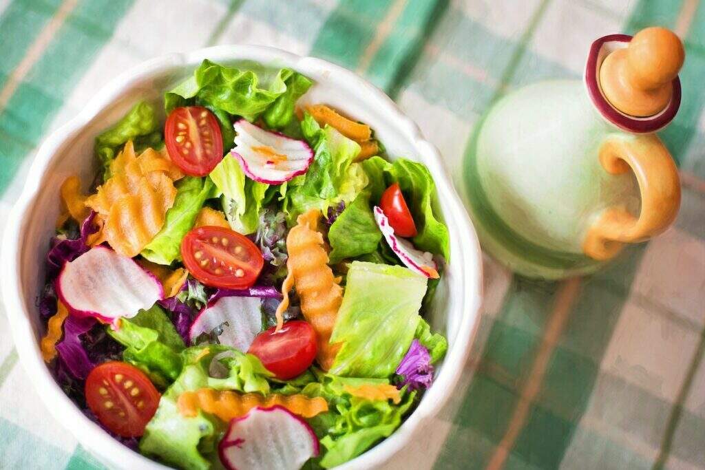 5 opções de saladas que valem por uma refeição