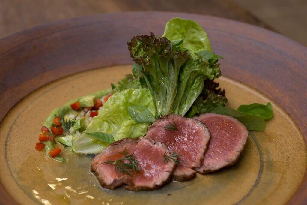 Salada de rosbife ao molho tailândes