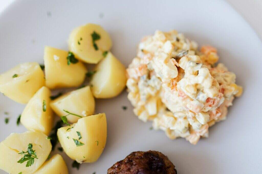 Pedaços de batata ao saldo de uma salada de batata