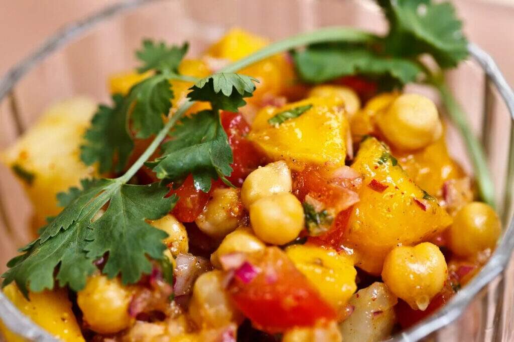 salada de manga com grão de bico