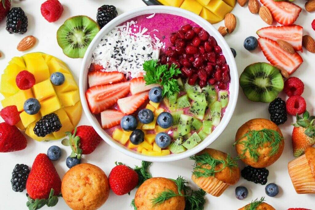festa das cores com pratos coloridos