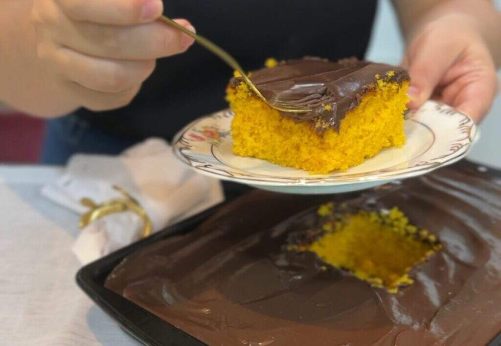 Bolo de cenoura com cobertura de brigadeiro