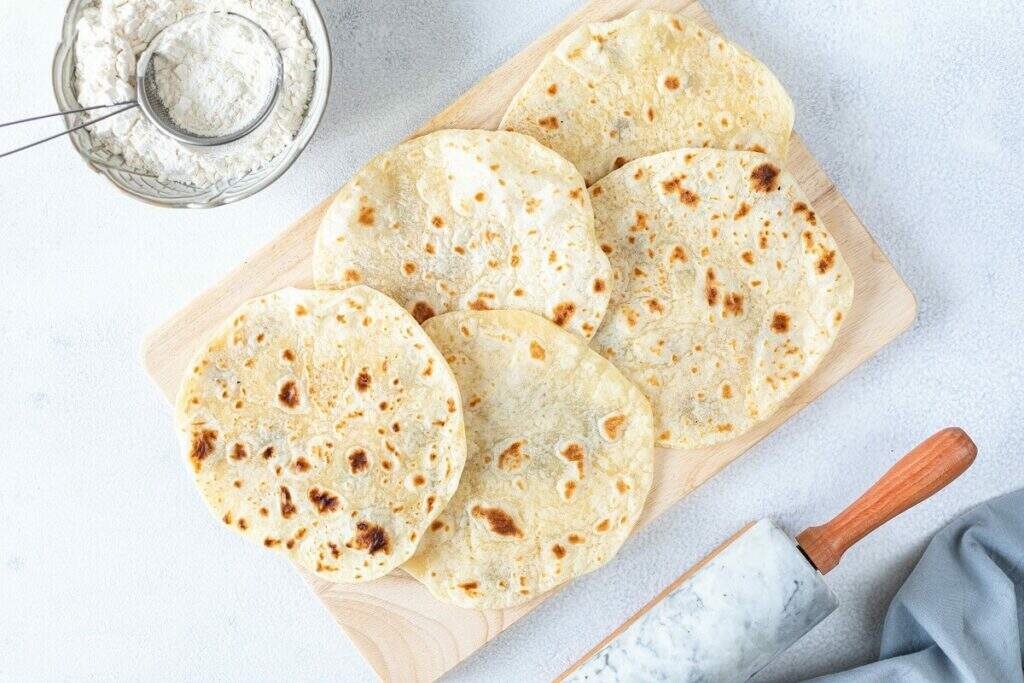 pão sírio distribuído em uma mesa