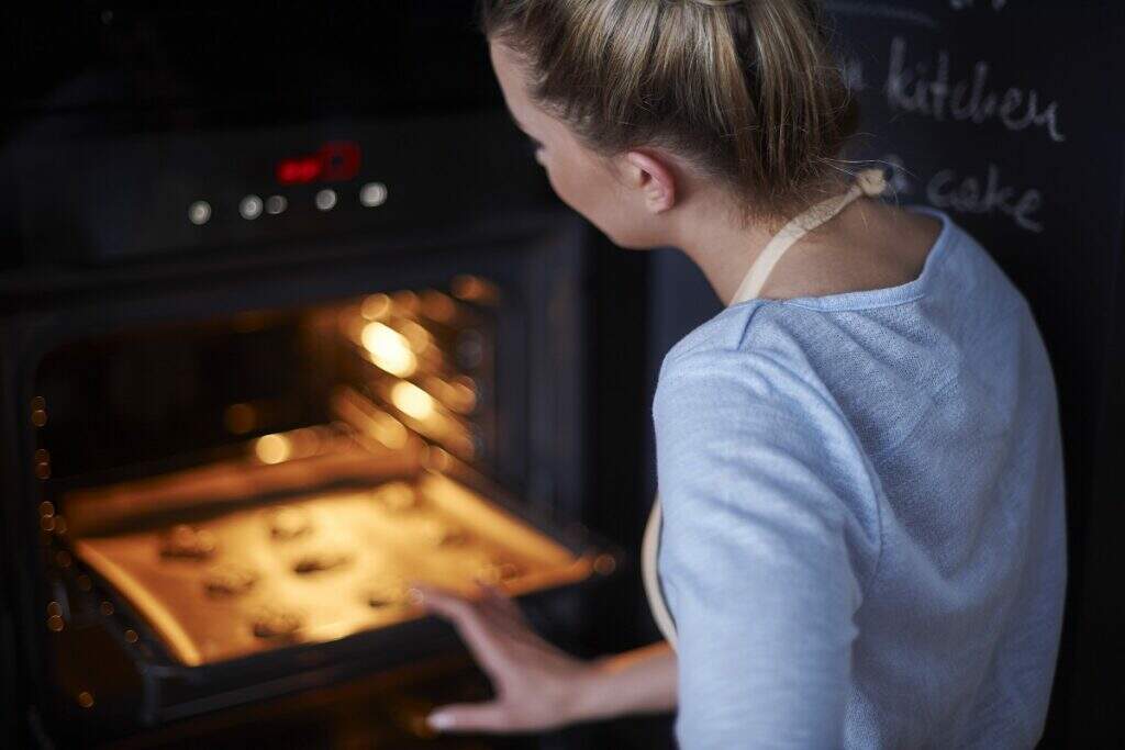 pessoa usando forno Air Fryer ligado