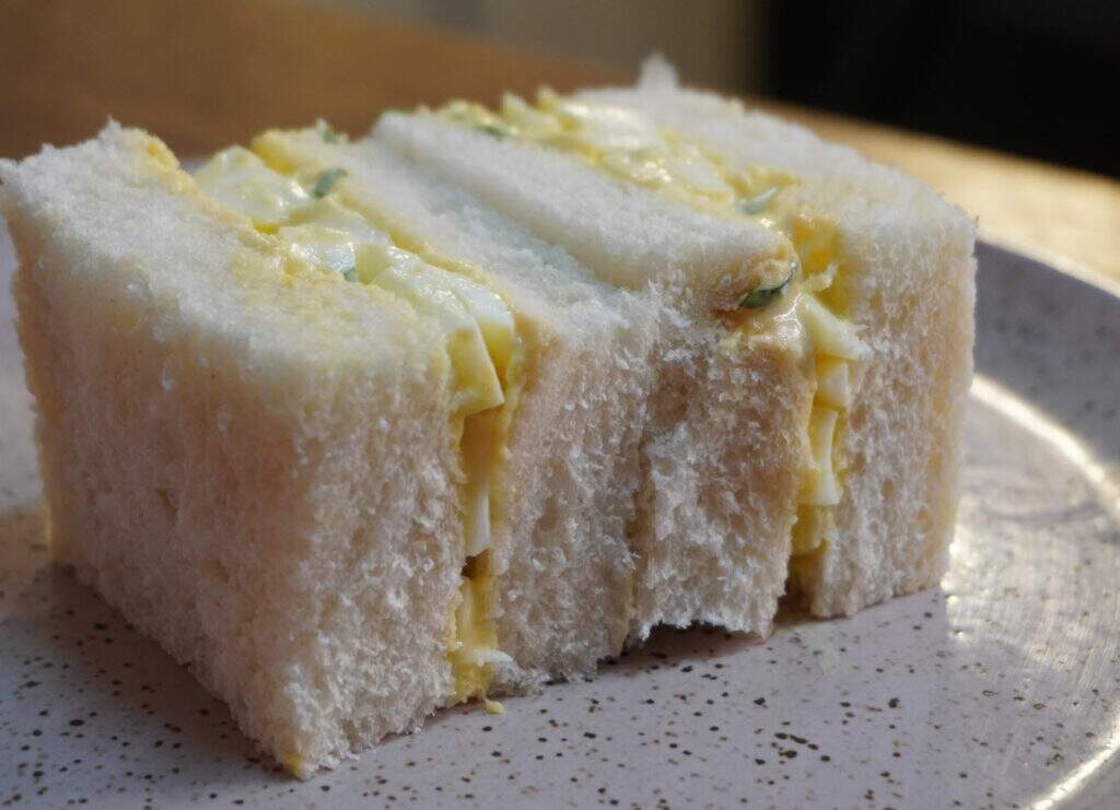 Sanduíche de ovo japonês com maionese Kewpie (tamago sando)