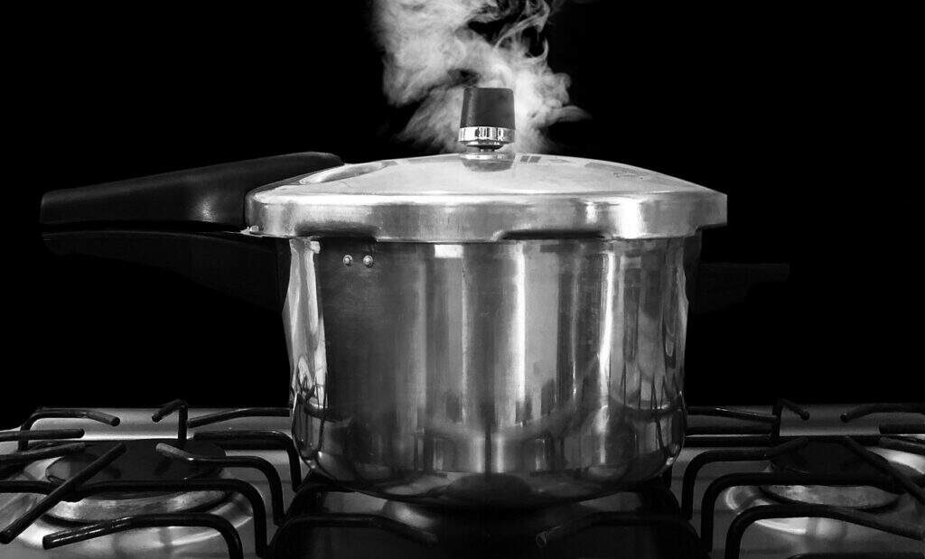 panela de pressão tradicional em cima de um fogão a gás