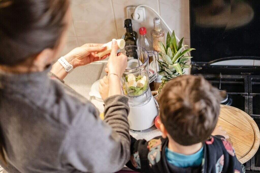 Mãe e filha usando o liquidificador