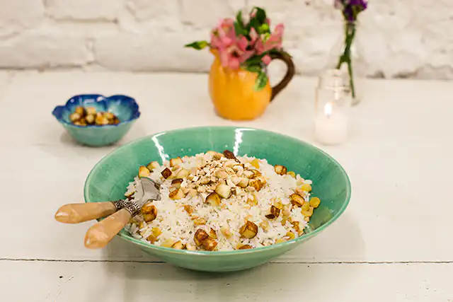 Arroz natalino com queijo coalho