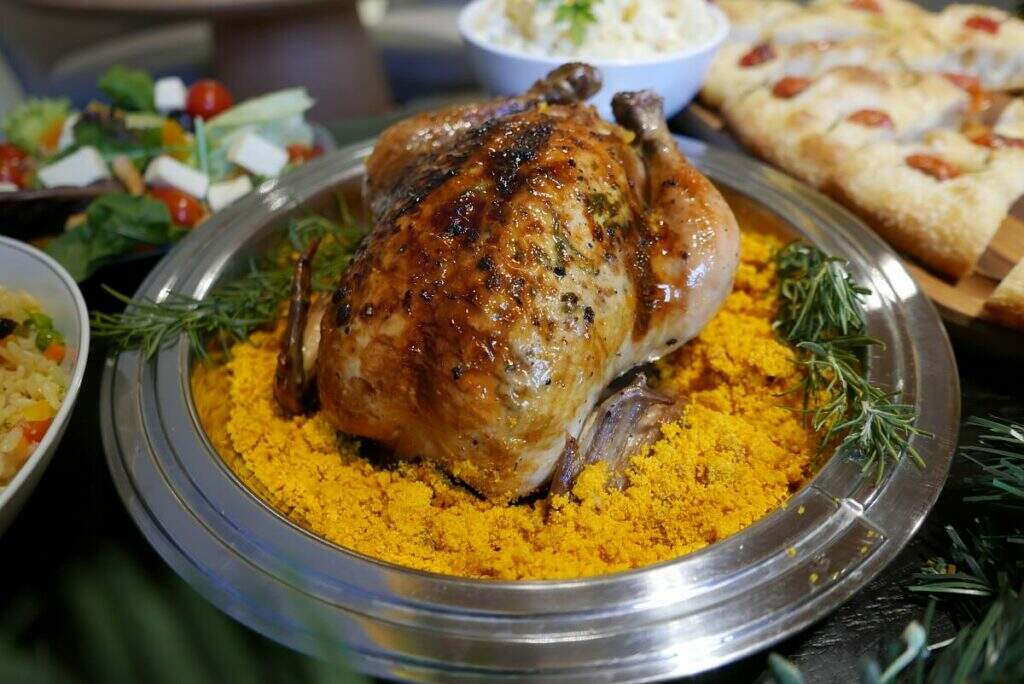 Aprenda a fazer frango recheado com farofa de calabresa: uma delícia para o Natal