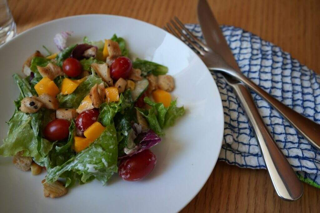 Salada colorida com frango grelhado