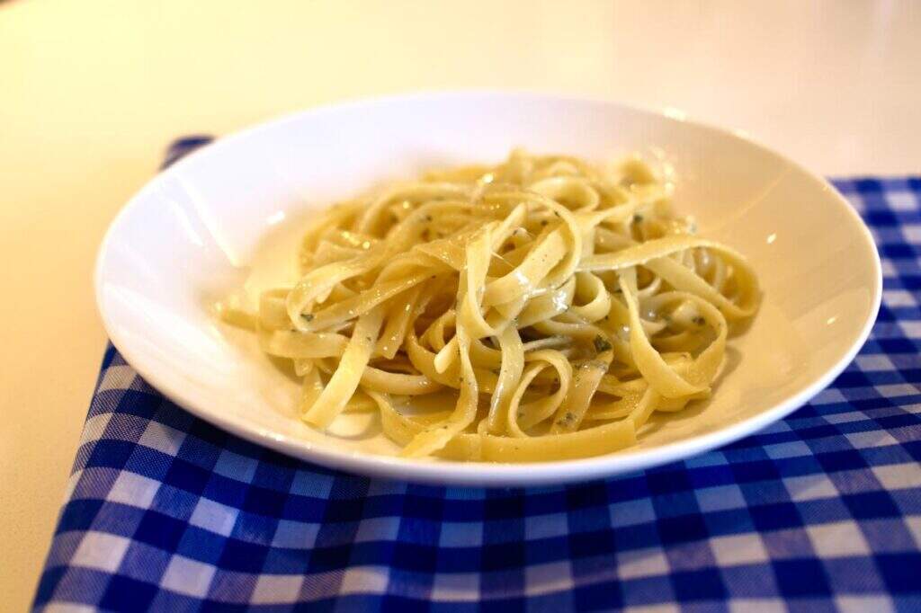 Macarrão com molho gorgonzola