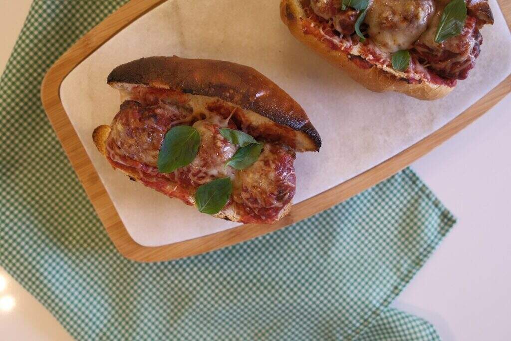 Sanduíche com bolinho de carne